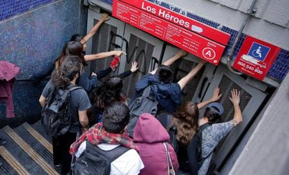 Protesto pelo aumento do metro em Santiago do Chile.