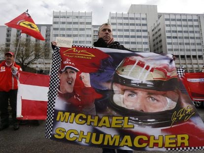 Fãs do ex-piloto alemão Michael Schumacher se reúnem em frente ao hospital francês de Grenoble.