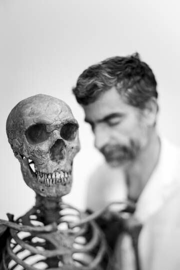 Antonio Rosas, diretor do Grupo de Paleoantropologia do Museu Nacional de Ciências Naturais, ao lado da reprodução de um esqueleto de neandertal.