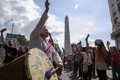 O Obelisco foi ocupado para lembrar os 40 anos do último dos golpes militares que interrompeu a democracia na Argentina.