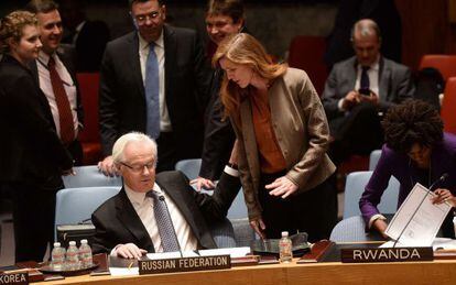 A embaixadora de EUA na ONU, Samantha Power, fala com Vitaly Churkin, seu homólogo russo.