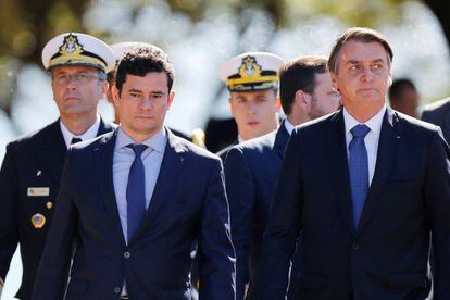 O presidente Jair Bolsonaro (à direita) e seu ministro da Justiça, Sérgio Moro, durante um ato militar.