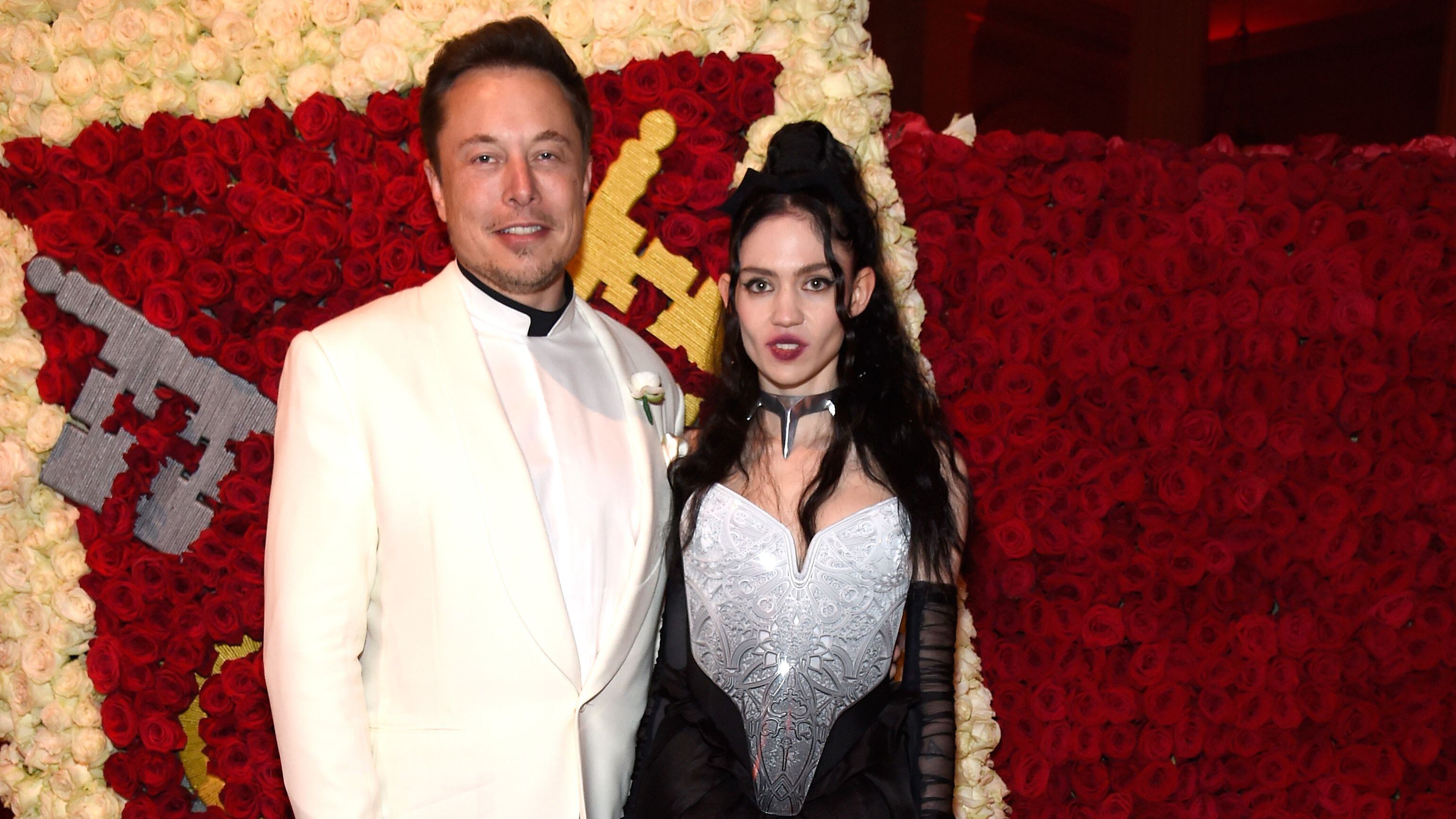 Elon Musk e sua namorada, Grimes, durante a festa do MET em Nova York, em maio de 2018.