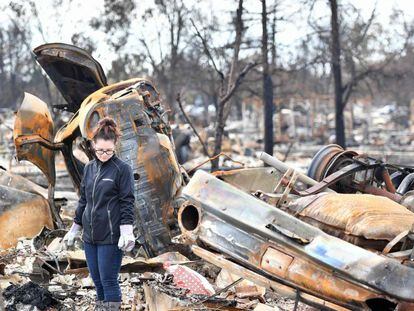 Mulher anda entre escombros depois de incêndio na Califórnia