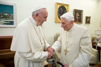 Papa Francisco visita Bento XVI no Vaticano em dezembro de 2018.