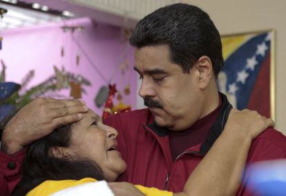 Maduro e uma simpatizante em Cuman&aacute; (Venezuela).