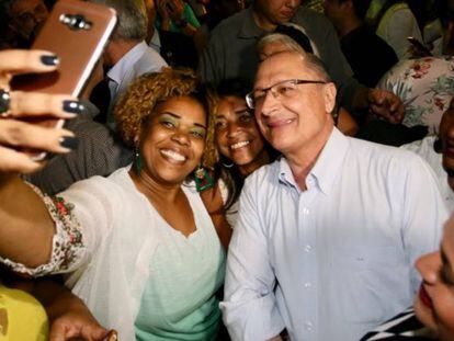 Alckmin com eleitores durante evento de campanha no Rio de Janeiro.