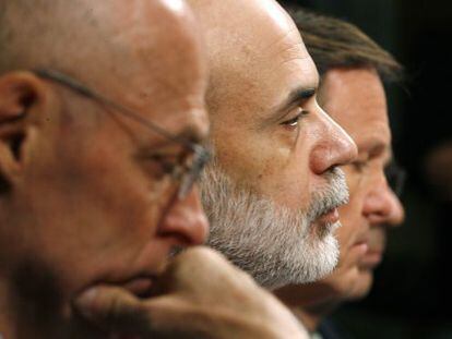 O ex-presidente do Fed, Ben Bernanke, ao lado de Henry Paulson, ex-secretário do Tesouro, e do ex-presidente da SEC Chris Cox.