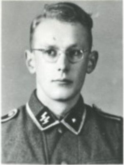 Oskar Gröning, na juventude com o uniforme da SS.