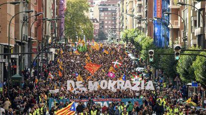 Manifestação em Bilbao convocada pela organização soberanista Gure Esku Dago em apoio ao referendo catalão.