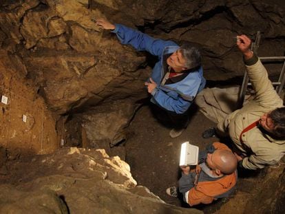 Richard Roberts, Vladimir Ulianov e Maxim Kozlikin na gruta de Denisova, onde foram achados os restos da jovem híbrida
