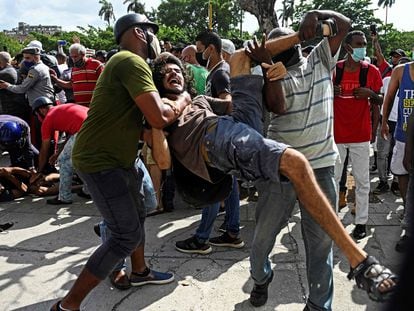 Um homem é preso durante um protesto contra o Governo cubano em Havana neste domingo.