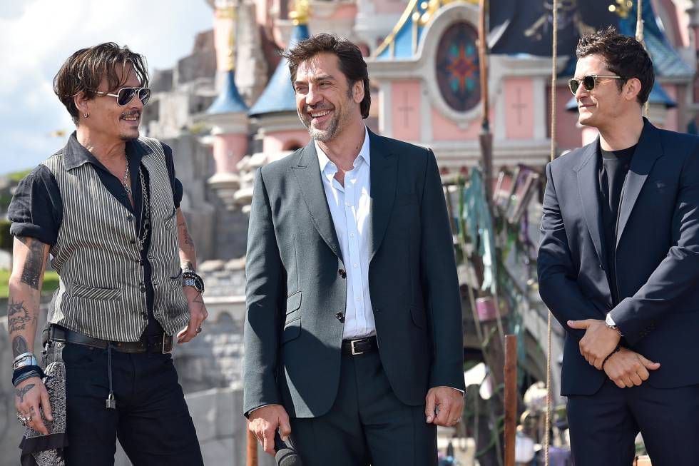 Javier Bardem, entre Johnny Depp (esquerda) e Orlando Bloom, no domingo na estreia do novo filme da série ‘Piratas do Caribe’, em Paris.