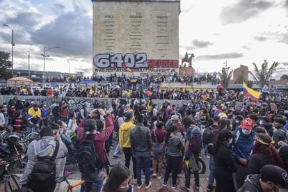 Multidão formada principalmente por jovens em frente ao monumento aos Heróis de Bogotá. 