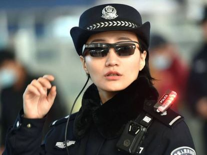 Policial usa óculos com tecnologia de reconhecimento facial na cidade de Zhengzhou