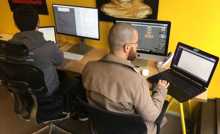 Dupla de programadores trabalha para ensinar robô a identificar irregularidades em gastos públicos.