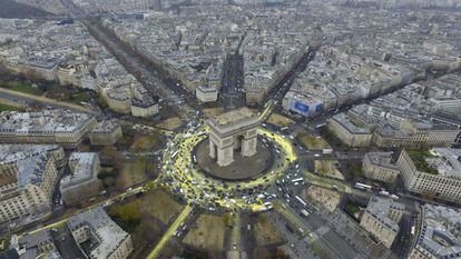 Vista aérea do Arco do Triunfo onde se tentou pintar um sol durante a realização da Conferência sobre a Mudança Climática COP21 em Paris.