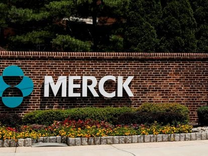 Logotipo da Merck em um dos acessos à sede da empresa em Nova Jersey (Estados Unidos).