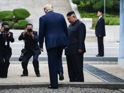 Em um gesto histórico que reduz a tensão entre os dois países, o mandatário norte-americano cruzou para o território norte-coreano