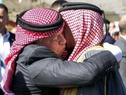 O Rei da Jordânia, Abdullah II (esquerda), abraça o pai do piloto jordaniano assassinado pelo Estado Islâmico.