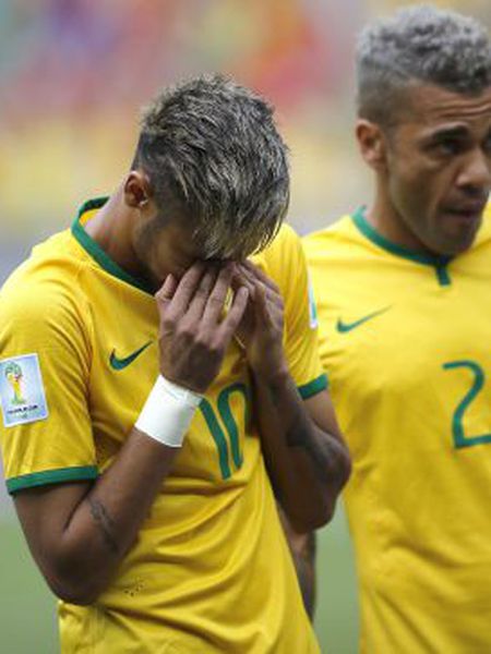 Neymar e Daniel Alves ouvem o hino contra o México.