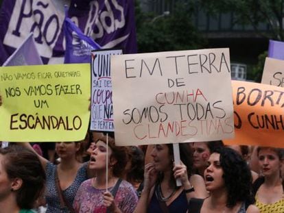 Manifestantes em defesa dos direitos das mulheres em protesto nesta quinta-feira o presidente da C&acirc;mara, Eduardo Cunha, na Avenida Paulista, em S&atilde;o Paulo.