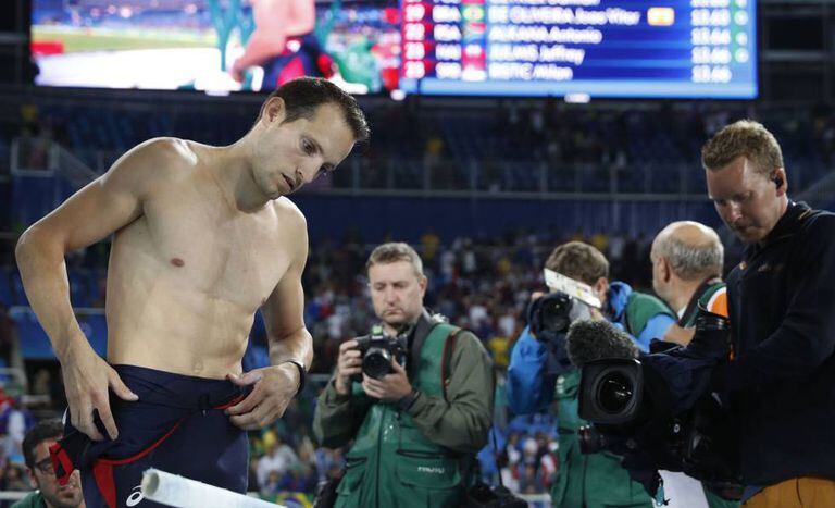 Lavillenie depois de ser batido por brasileiro