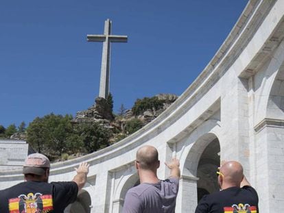 Três pessoas fazem a saudação fascista no Vale dos Caídos, nesta sexta-feira.