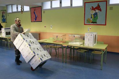 Preparativos para as eleições em um colégio eleitoral de Madri.