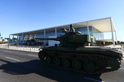 Um tanque participa do desfile militar ocorrido em Brasília no último dia 10.