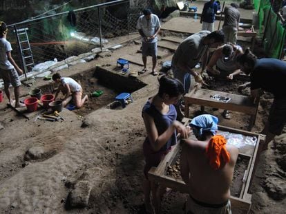 Escavações na caverna de Callao, nas Filipinas.
