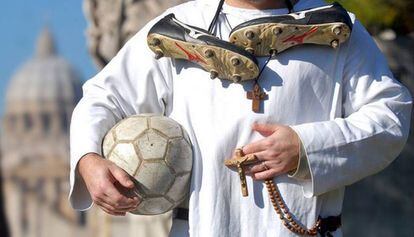 Futebol e reuniões na casa paroquial aproximaram padre de adolescentes.