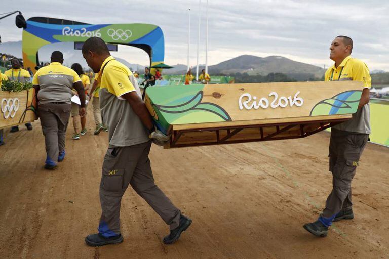 Funcionários retiram placas da Rio 2016, que chegou ao fim