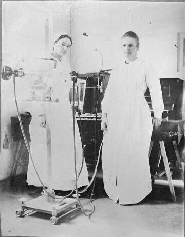 Marie Curie com sua filha Irène em um hospital de campanha durante a Primeira Guerra Mundial.