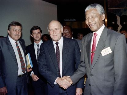 O líder do Congresso Nacional Africano, Nelson Mandela, cumprimenta o presidente da África do Sul, Frederik W. de Klerk, em maio de 1992.