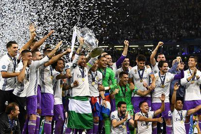 Jogadores levantam o troféu após vitória da Champions League.