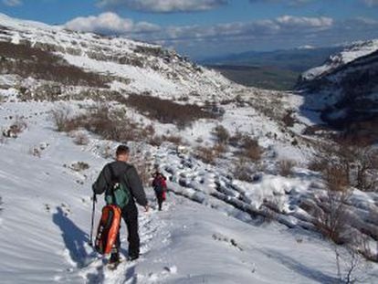 Excursão com raquetas de neve em Cantabria.