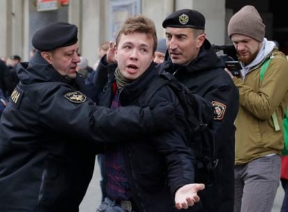 A polícia belarussa prende o jornalista Roman Protasevich durante um protesto da oposição em Minsk, em 2017. SERGEI GRITS / AP