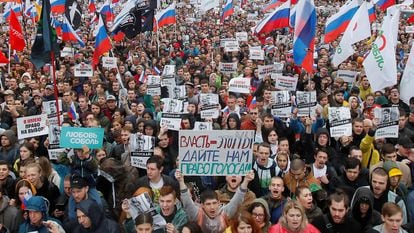 Manifestantes, durante o protesto de sábado por eleições livres em Moscou.