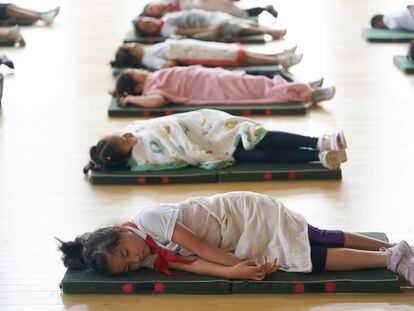 Crianças do ensino primário dormem no ginásio de sua escola em Wuhan (China) durante a soneca do meio-dia, em uma imagem feita em setembro.
