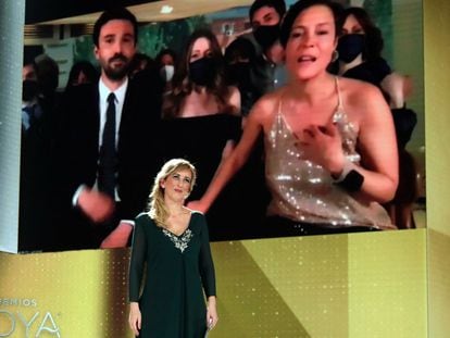 A enfermeira Ana María Ruiz anuncia o Goya de melhor filme para ‘Las niñas’. Na tela, aparecem os produtores Álex Lafuente e Valérie Delpierre.