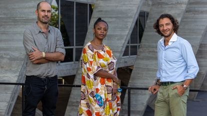 Os novos diretores artísticos do MAM Rio, Pablo Lafuente (à esquerda) e Leyna Eleison, junto ao diretor executivo Fábio Szwarcwald.