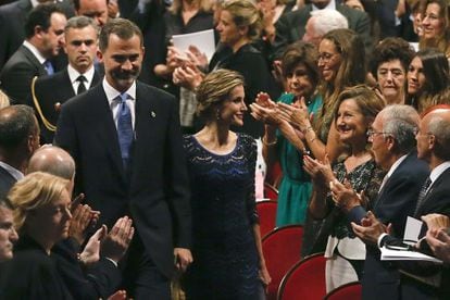 O casal real chega para a cerimônia de entrega dos Prêmios Príncipes das Astúrias.