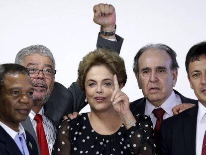 Rousseff, rodeada de colaboradores, em abril