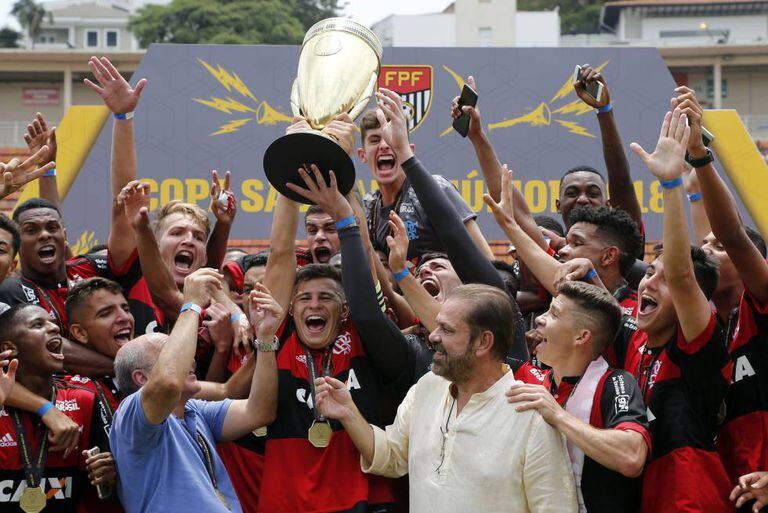 Flamengo vence São Paulo e comemora título da Copinha no Pacaembu.