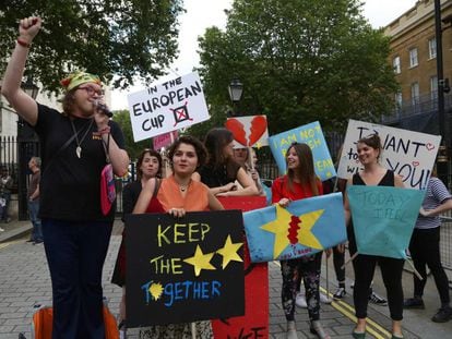 Pequeno grupo de jovens protestam contra a saída do Reino Unido da UE.