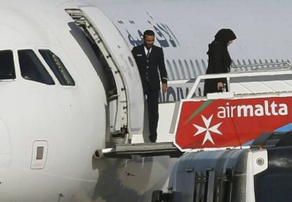 Os primeiros passageiros são liberados do avião.