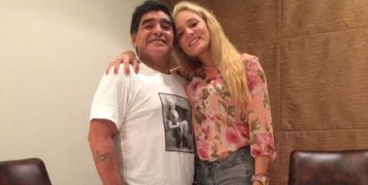 Maradona e seu ex-novia, Rocío Oliva, na foto do perfil no Twitter dela.