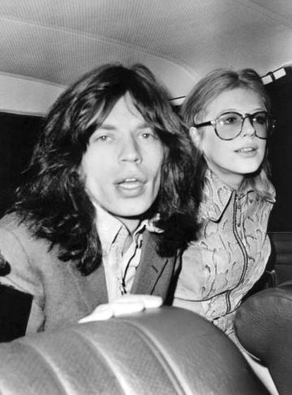 Mick Jagger e Marianne Faithfull, depois de deporem num tribunal por posse de drogas, em 1969, quando eram casados.