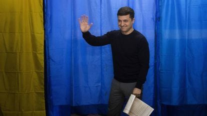 Volodymyr Zelenskiy saúda aos meios, neste domingo em um colégio eleitoral de Kiev.